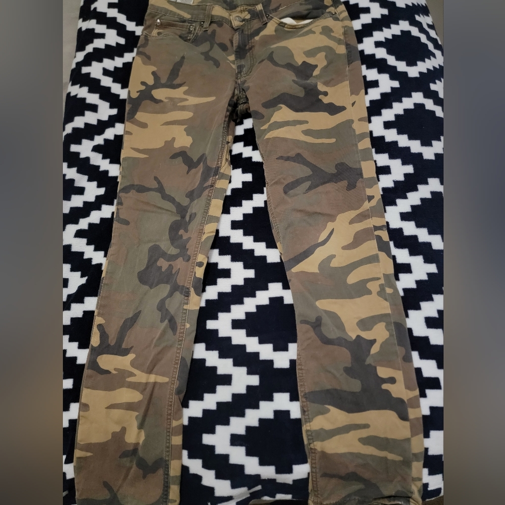 Levi camo pants
